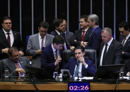 PEC da blindagem é aprovada por deputados e vai ao Senado