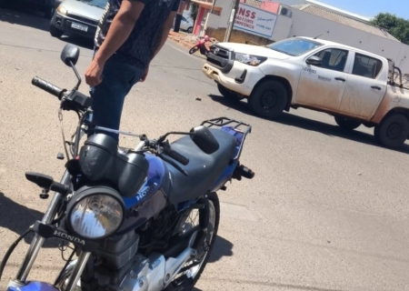 Acidente entre moto e caminhonete deixa homem ferido no centro de Nova Andradina