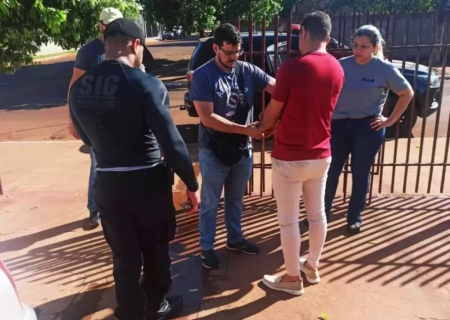 Homem joga carro com ex-namorada em rio de Fátima do Sul e é preso