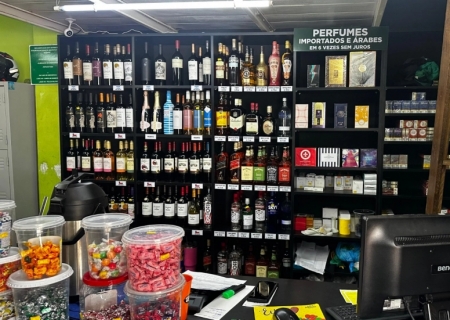 Fiscalização apreende bebidas e perfumes irregulares em comércio da Capital