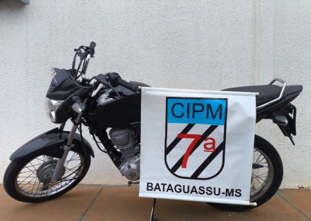 Motociclista é flagrado em Bataguassu com placa adesiva e moto adulterada