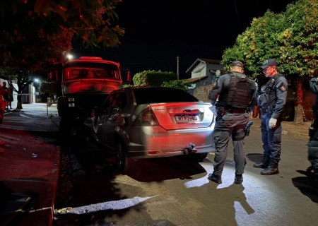 Homem morre e mulher fica ferida após carro colidir em caminhão estacionado em Nova Andradina