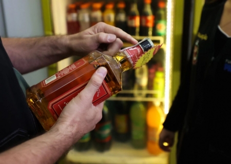 Como a polícia chegou à fábrica clandestina em SP suspeita de distribuir bebidas com metanol