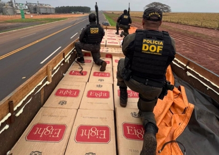 Caminhão carregado com cigarros ilegais é abandonado após perseguição policial em Itaquiraí