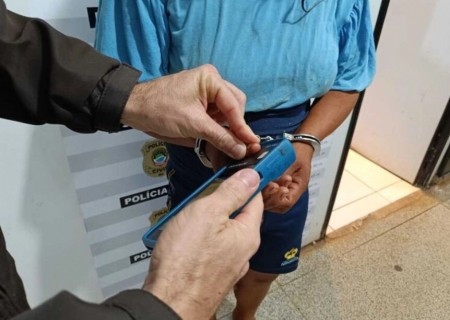 Mãe é presa por maus-tratos após ser flagrada embriagada com filhos em via pública em Dourados