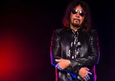 Morre Ace Frehley, ex-guitarrista do Kiss, aos 74 anos
