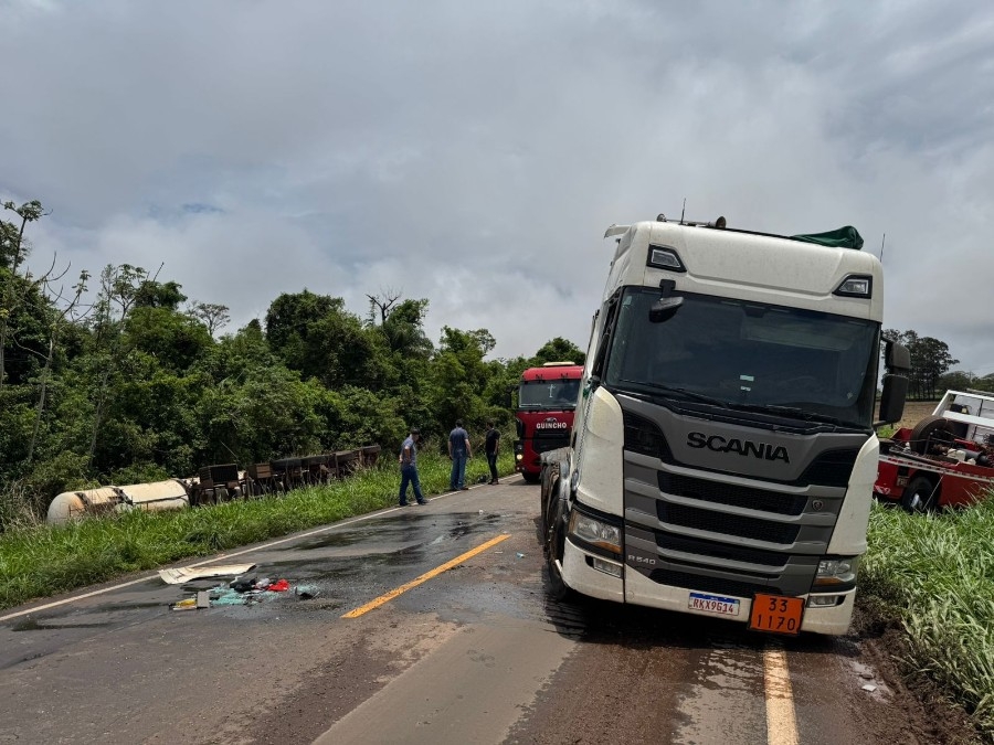 Carreta-tanque carregada com etanol tomba na MS-276 em Batayporã; motorista escapa ileso
