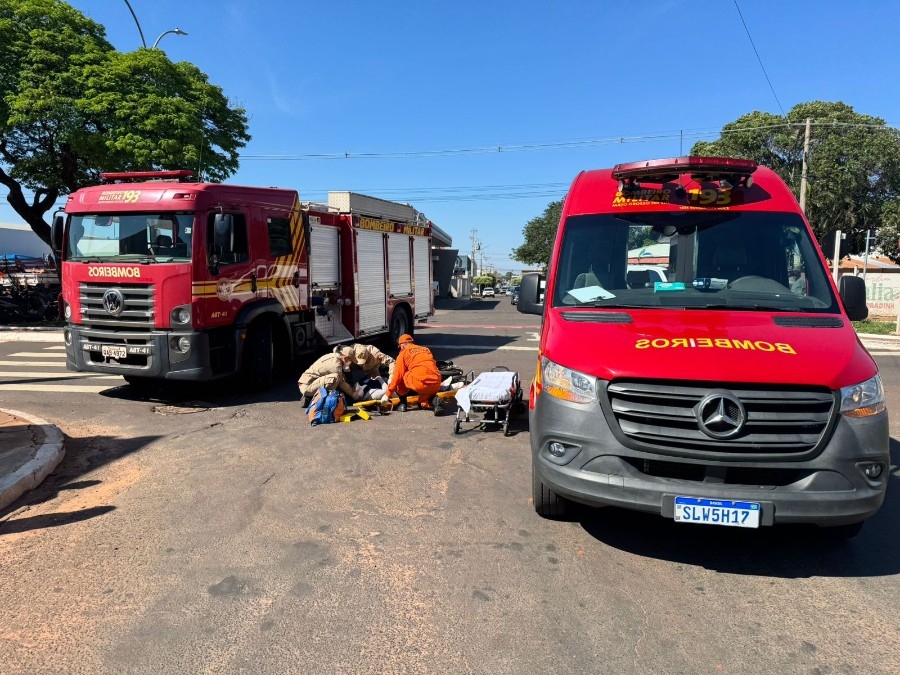 Mulher fica ferida após colisão entre carro e bicicleta elétrica em Nova Andradina