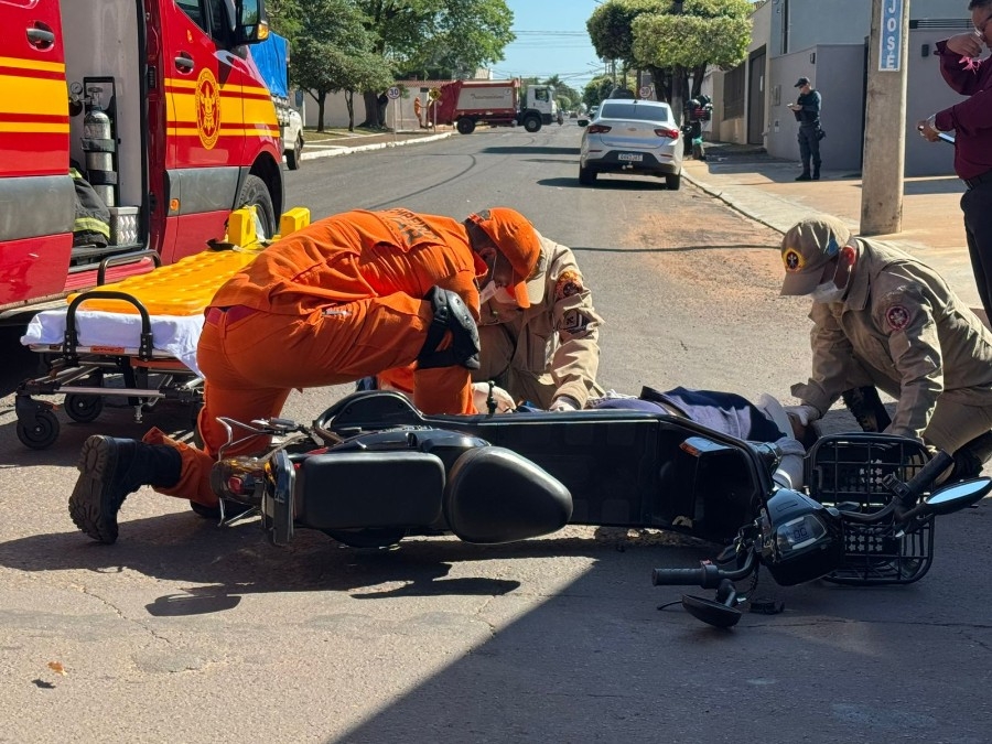 Mulher fica ferida após colisão entre carro e bicicleta elétrica em Nova Andradina