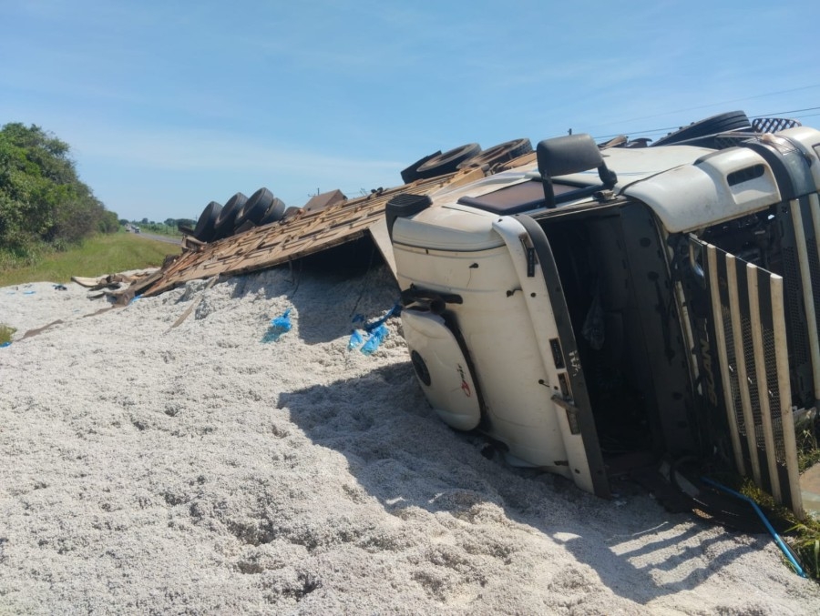 Condutor perde controle após cair em buraco, capota Gol e atinge carreta tombada na MS-480
