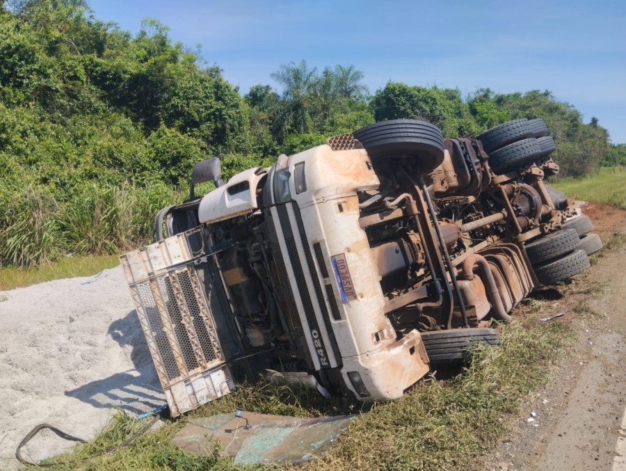 Condutor perde controle após cair em buraco, capota Gol e atinge carreta tombada na MS-480