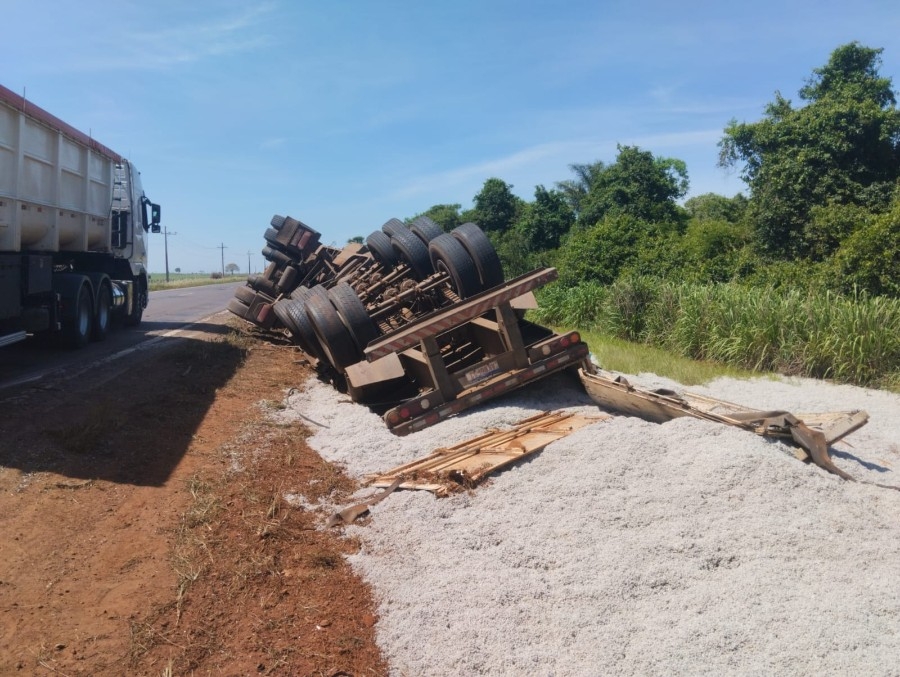 Condutor perde controle após cair em buraco, capota Gol e atinge carreta tombada na MS-480