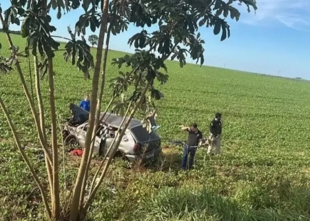 Capotagem na BR-267 mata passageiro e deixa motorista ferido