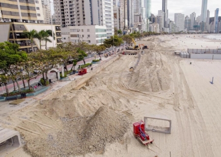 Balneário Camboriú vai peneirar a areia da praia