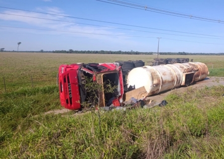 Carreta carregada com óleo vegetal tomba na rodovia MS-276 entre Batayporã e Anaurilândia