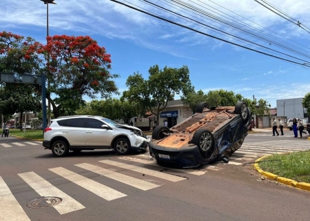 Colisão termina em capotamento e causa transtornos no trânsito de Dourados