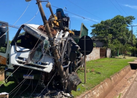 Caminhão colide com poste e motorista fica preso às ferragens em Dourados