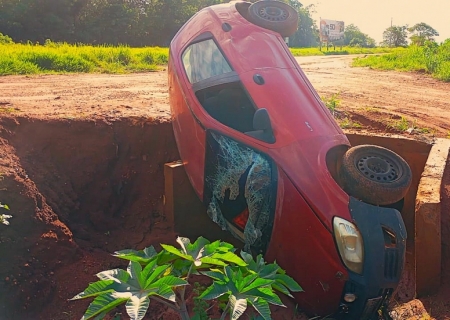 Celta cai em canaleta na MS-134, próximo ao Jardim Tropical, em Nova Andradina