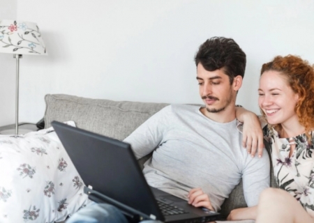 Onde assistir a séries boas para maratonar de graça?