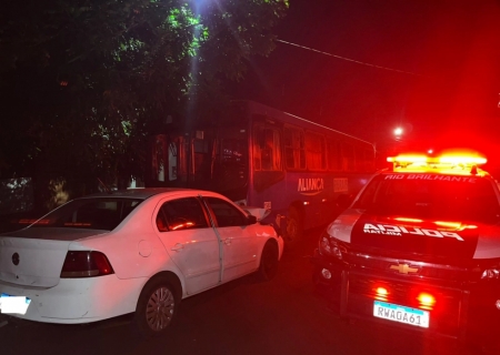 Motorista embriagado colide com ônibus estacionado e é detido pela Polícia Militar em Rio Brilhante