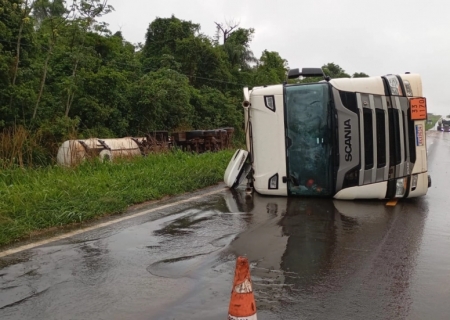 Carreta-tanque carregada com etanol tomba na MS-276 em Batayporã; motorista escapa ileso