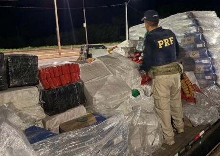 PRF flagra 2,7 t de maconha em carga de fécula em Rio Brilhante