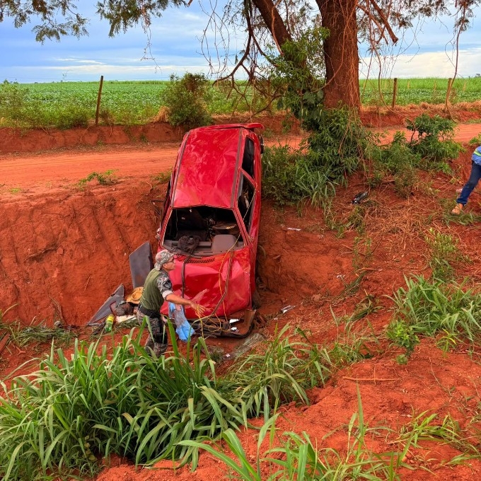 Capotamento na MS-134 deixa dois feridos em Batayporã