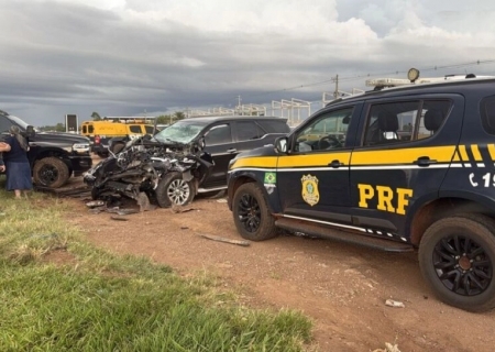Perseguição termina em acidente e prisão de dupla em caminhonete furtada