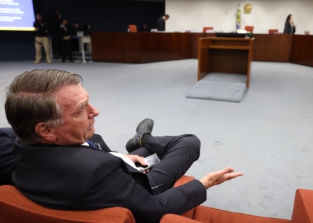 Redução de pena de Bolsonaro emperra na Câmara, e PL cobra acesso ao relatório da anistia