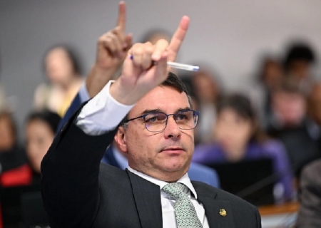 Pré-candidatura de Flávio Bolsonaro gera apoio, críticas e reação imediata