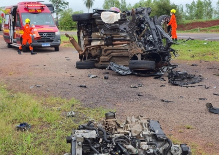 Mãe e filha morrem em acidente envolvendo três veículos na BR-487 em Itaquiraí