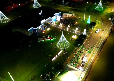 Neve e chegada do Papai Noel destacaram inauguração da decoração de Natal em Batayporã