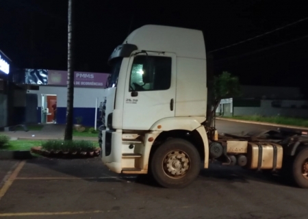 PM flagra motorista alcoolizado ao volante de caminhão em Maracaju