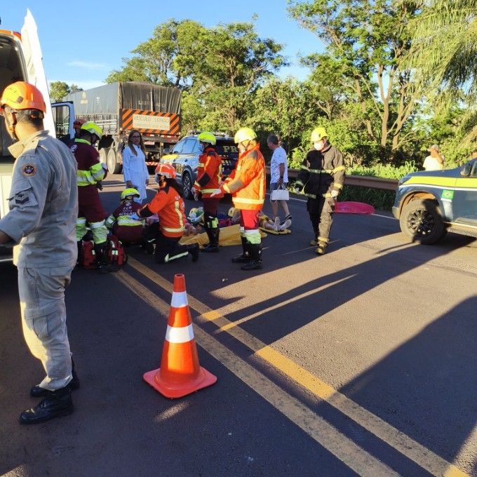 Colisão envolvendo carreta e veículos deixa um morto e interdita a BR-163 em Nova Alvorada do Sul