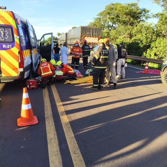 Colisão envolvendo carreta e veículos deixa um morto e interdita a BR-163 em Nova Alvorada do Sul