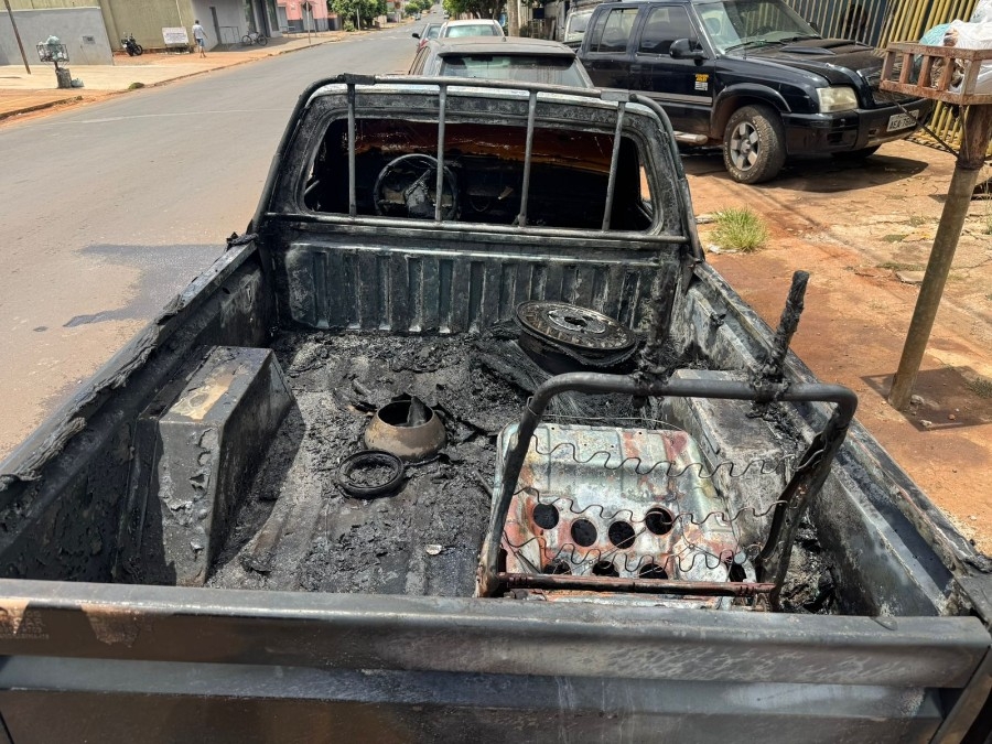Bombeiros controlam incêndio em veículo estacionado em avenida de Nova Andradina