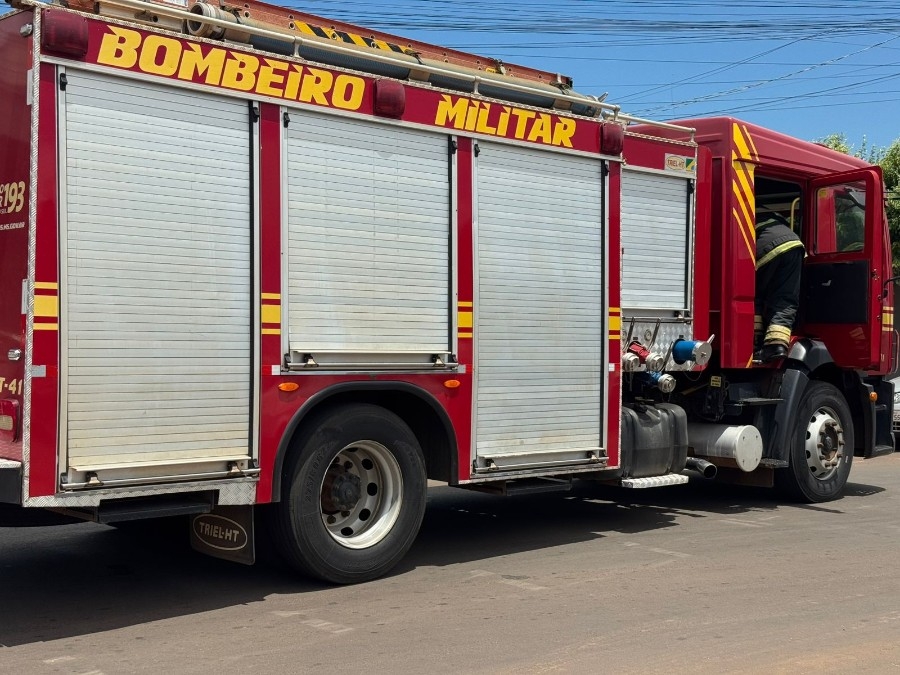 Bombeiros controlam incêndio em veículo estacionado em avenida de Nova Andradina