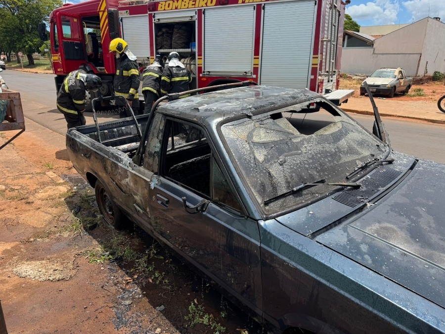 Bombeiros controlam incêndio em veículo estacionado em avenida de Nova Andradina