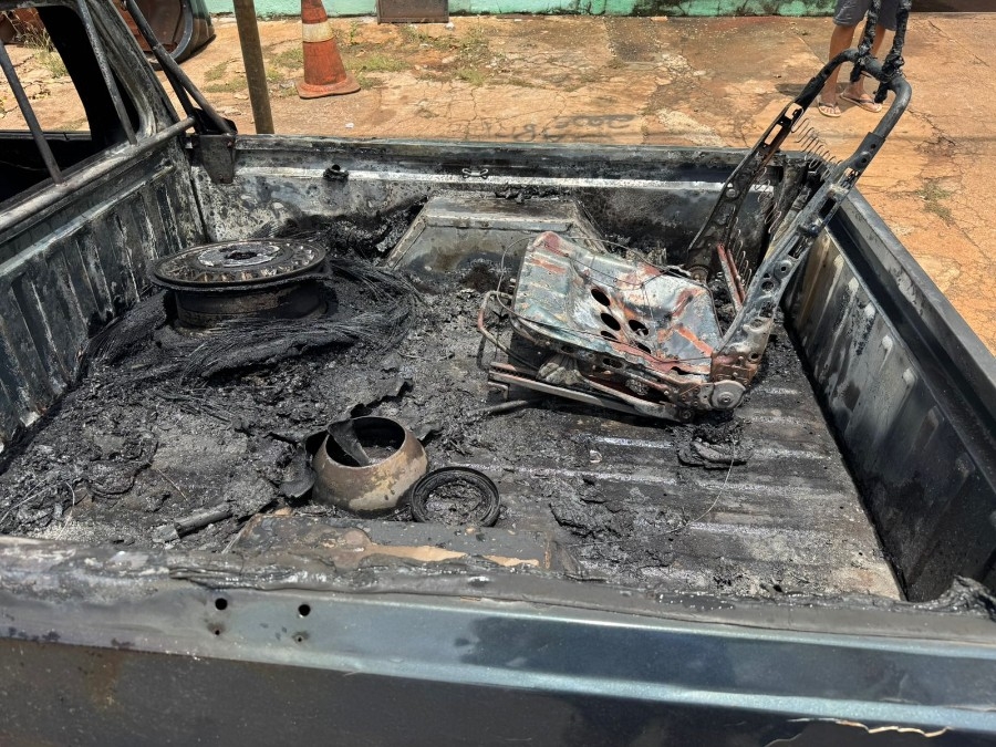 Bombeiros controlam incêndio em veículo estacionado em avenida de Nova Andradina