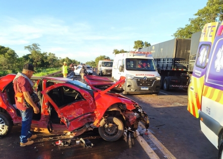 Colisão envolvendo carreta e veículos deixa um morto e interdita a BR-163 em Nova Alvorada do Sul