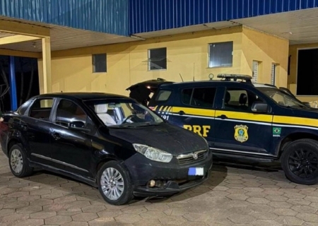 PRF recupera carro furtado com placas falsas na BR-267, em Bataguassu