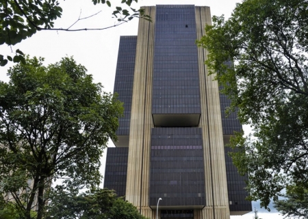 Banco Central mantém taxa de juros em 15% ao ano e sinaliza corte em março