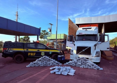 PRF apreende 172 quilos de skunk em caminhão na BR-262, em Corumbá