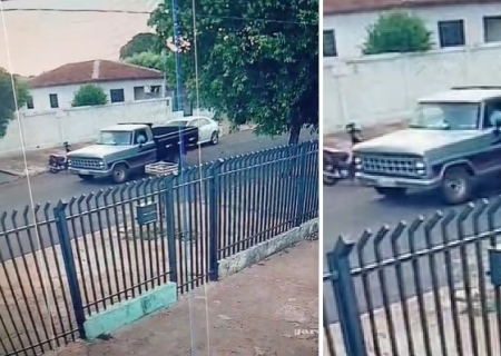 Caminhonete colide em carro estacionado e motorista foge em Nova Andradina