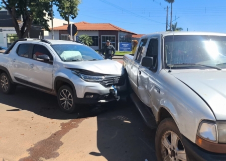 Colisão entre caminhonetes é registrada em cruzamento de Nova Andradina
