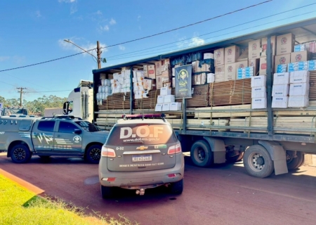 DOF apreende cigarros e agrotóxicos em meio a carga de madeira em Nova Alvorada do Sul