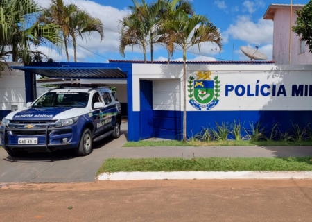 Homem é preso após invadir residência com faca e desacatar policiais em Taquarussu