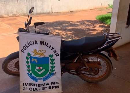 Motociclista sem habilitação se envolve em acidente e veículo é apreendido em Ivinhema