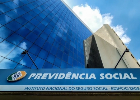 Lula sanciona lei que proíbe descontos automáticos em benefícios do INSS