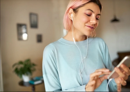 Por que os fones de ouvido com fio estão voltando à moda